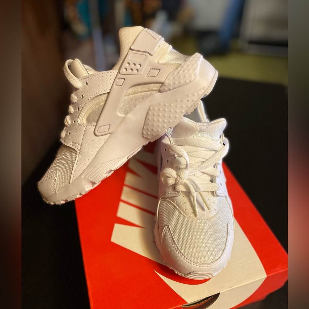 BRAND NEW NIKE AIR HUARACHE RUNNER WHITE PURE PLATINUM (GS) Children size 3.5 yr